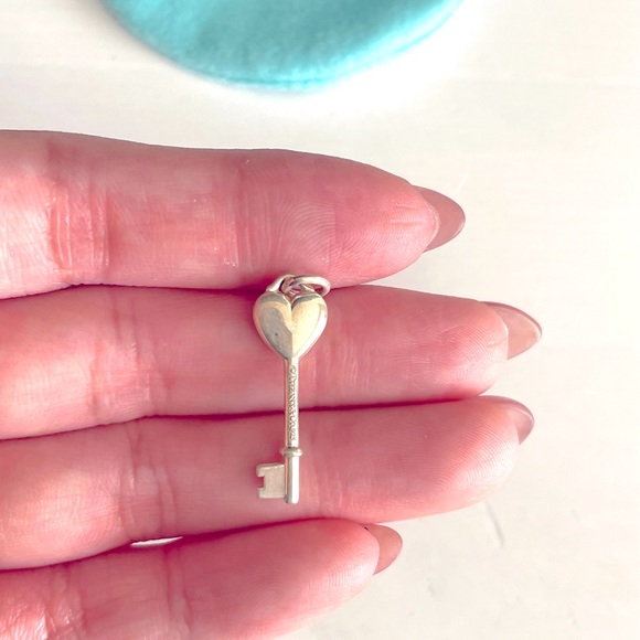 Authentic 💎Tiffany & Co. Mini Diamond Heart Key Pendant with chain necklace - Picture 5 of 7